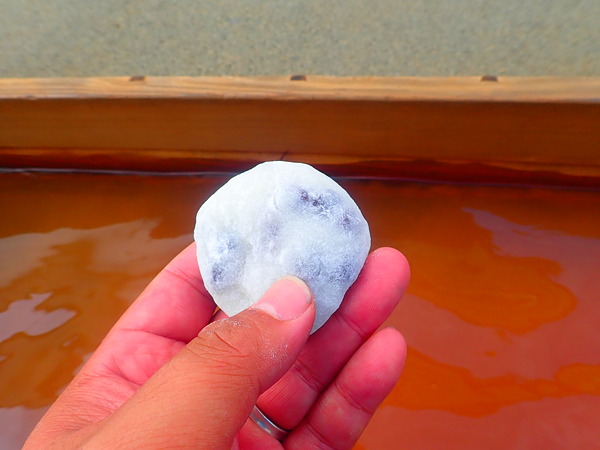 第32弾は足湯に入り饅頭!