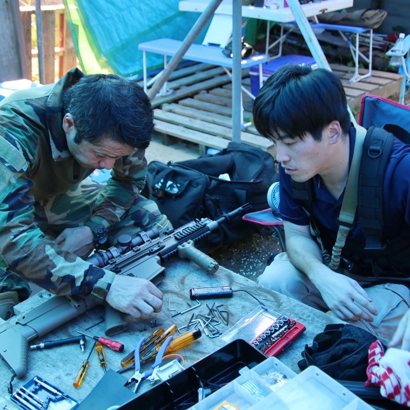 メンバーの銃を修理してます