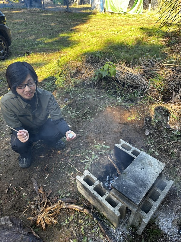 焚き火をしてマシュマロ焼き