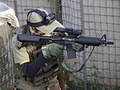 しっかり構えて撃ちます。